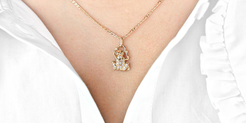 Why You Should Always Buy Necklaces Second-Hand